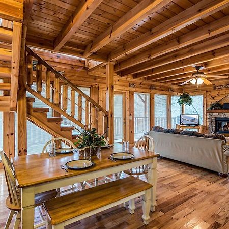 Secret Romance, 2 Bedrooms, Sleeps 8, Pool Table, Hot Tub, Arcade Gatlinburg Exterior foto