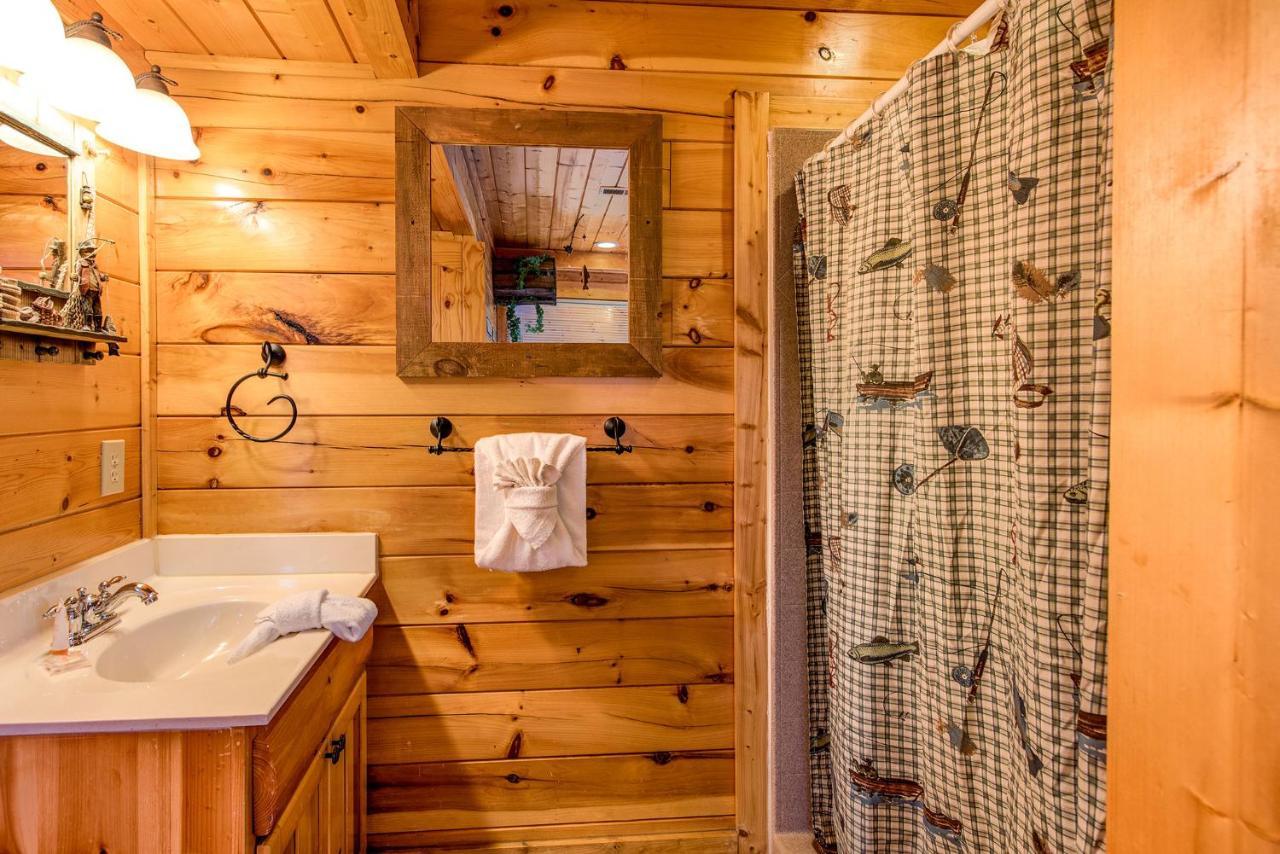 Secret Romance, 2 Bedrooms, Sleeps 8, Pool Table, Hot Tub, Arcade Gatlinburg Exterior foto