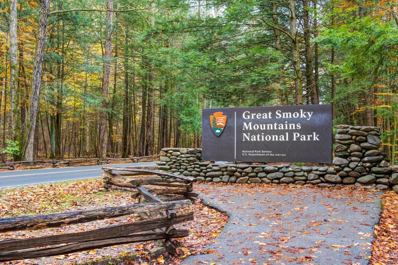Secret Romance, 2 Bedrooms, Sleeps 8, Pool Table, Hot Tub, Arcade Gatlinburg Exterior foto